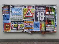 908089 Afbeelding van het gemeentelijke reclamebord op de Springweg te Utrecht, vol affiches voor culturele evenementen.